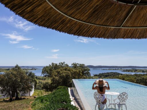 Montimerso Skyscape Countryhouse - zwembad met parasol