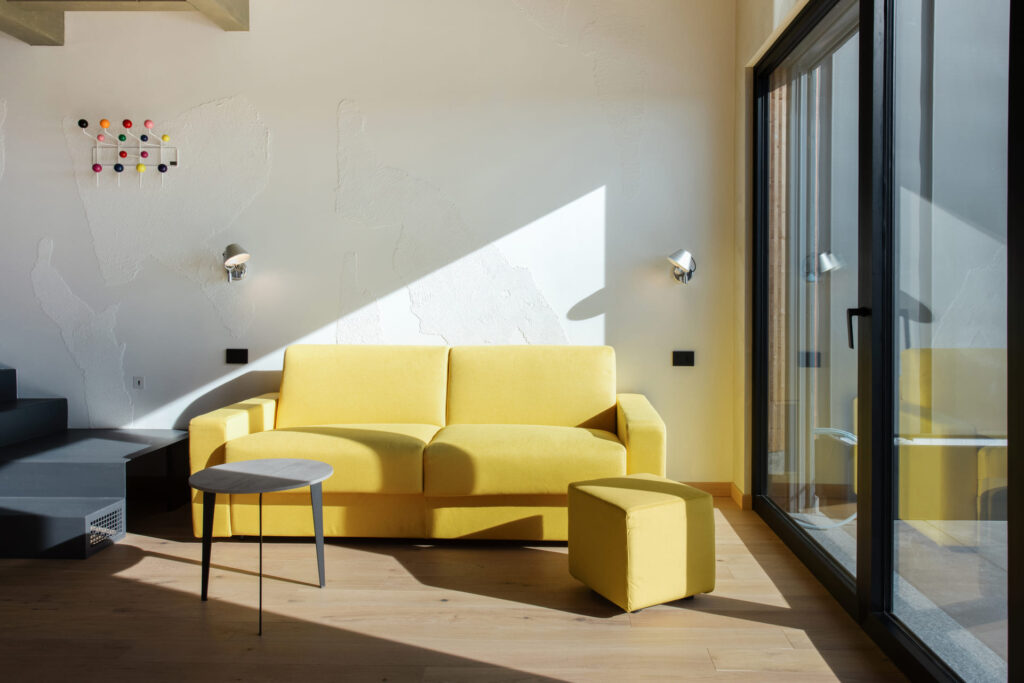 Vineho - bank in woonkamer geel