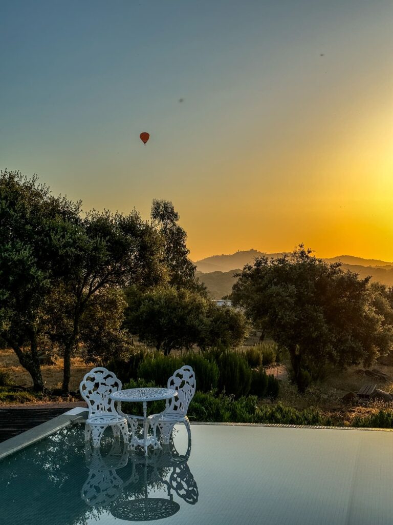 Montimerso - luchtballon bij zonsondergang en zwembad