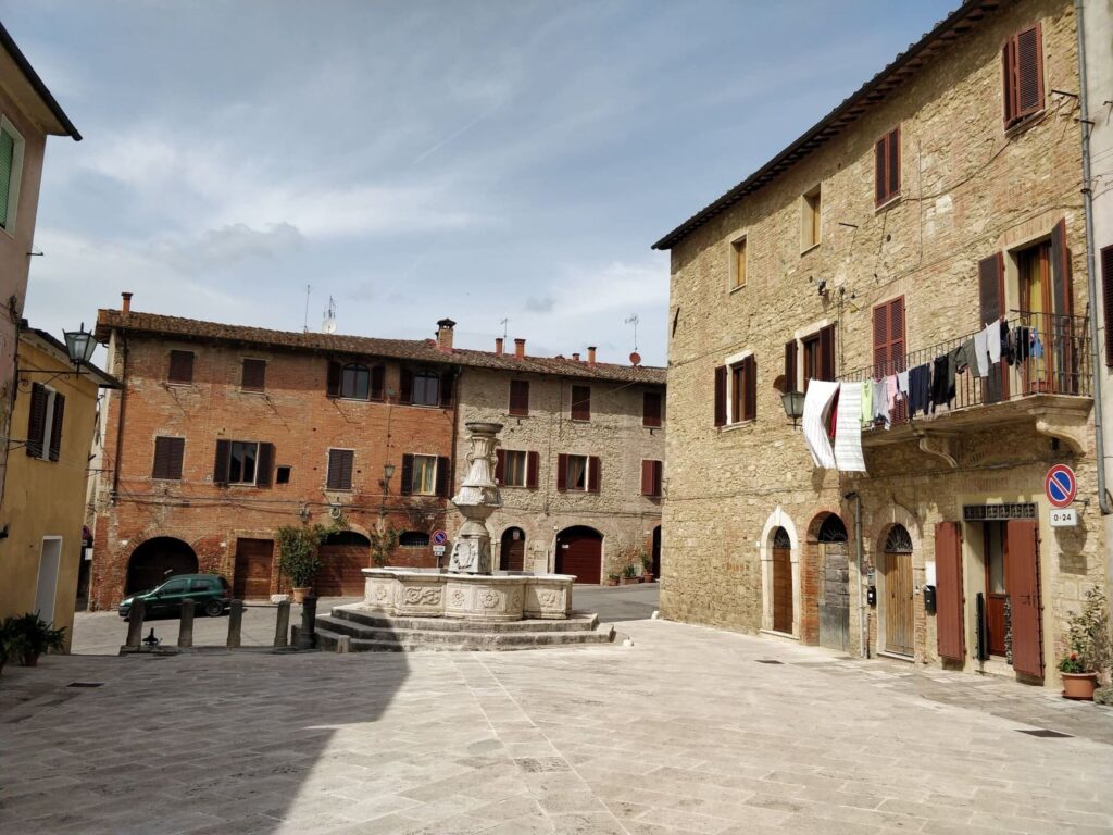 Dorpspleintje Toscane tussen de strade bianche