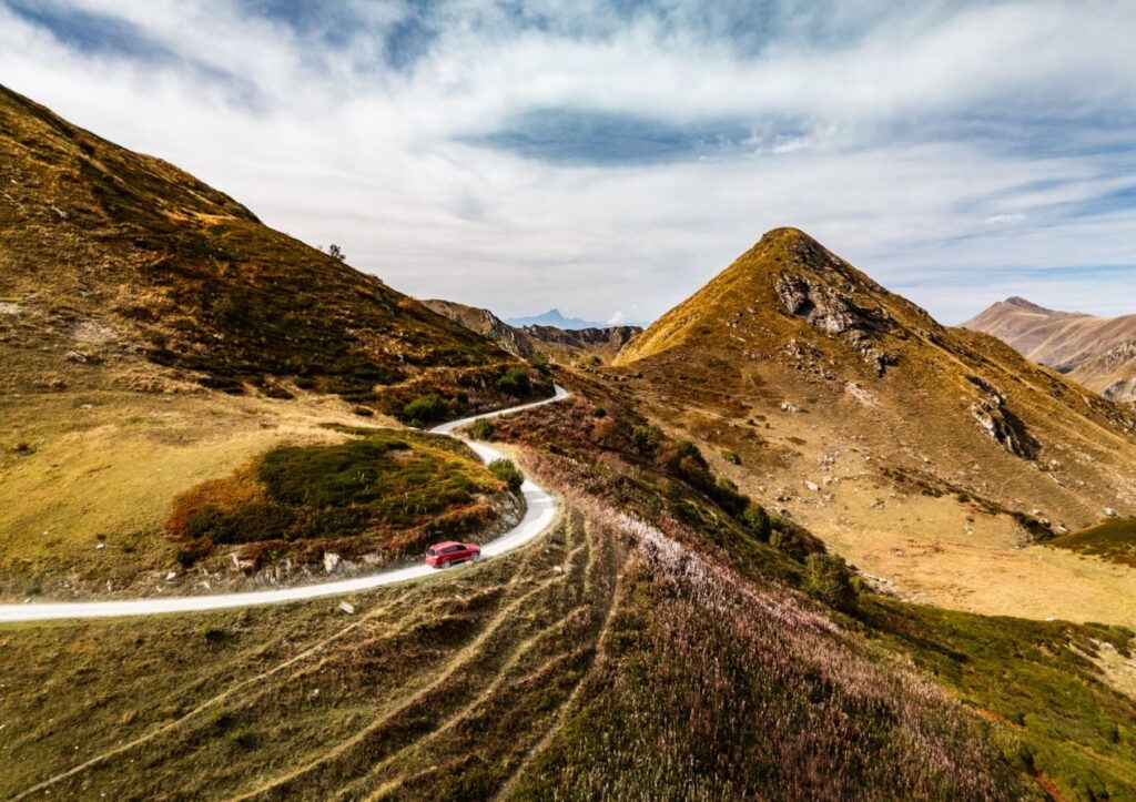 De Alpen bij Cuneo ontdekken op de Via del Sale 10 Rode auto op de Upper salt road