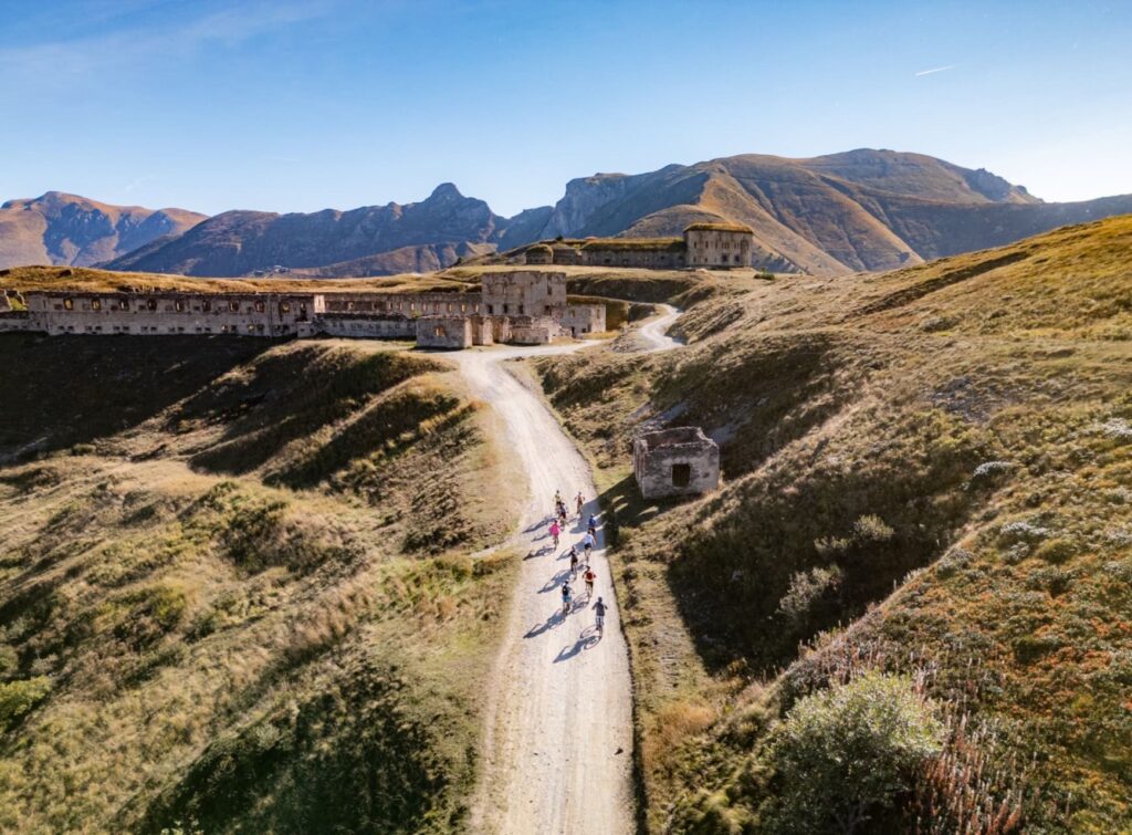 De Alpen bij Cuneo ontdekken op de Via del Sale 11 Fietsers op weg naar Forte Colle Alto - Forte Centrale