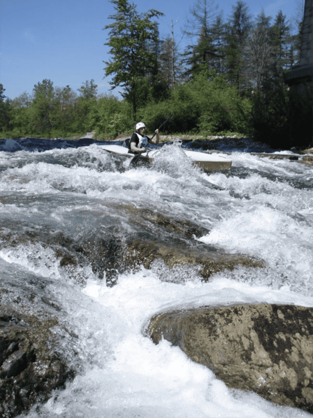 De Alpen bij Cuneo ontdekken op de Via del Sale 30 Kano in rivier in het GESSO EN STURA RIVIER PARK bij Cuneo