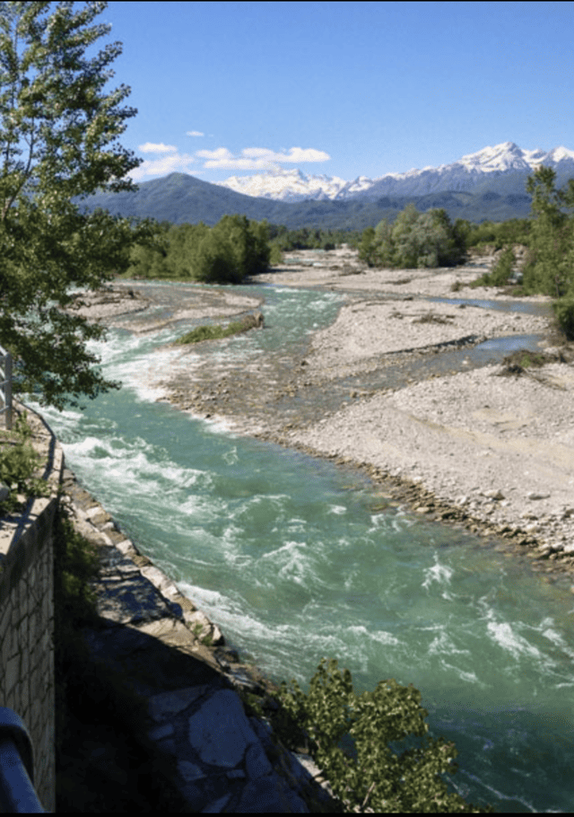 De Alpen bij Cuneo ontdekken op de Via del Sale 28 Rivier met bergwater in het GESSO EN STURA RIVIER PARK bij Cuneo