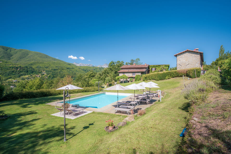 Braccicorti - zwembad met ligbedden en parasols