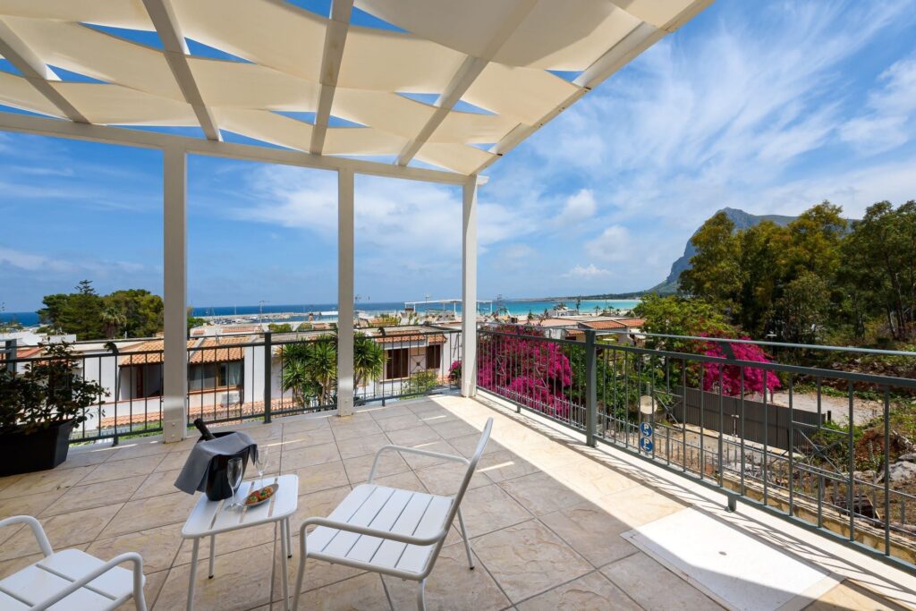 Hotel Auralba - superior - overdekt terras met zeezicht