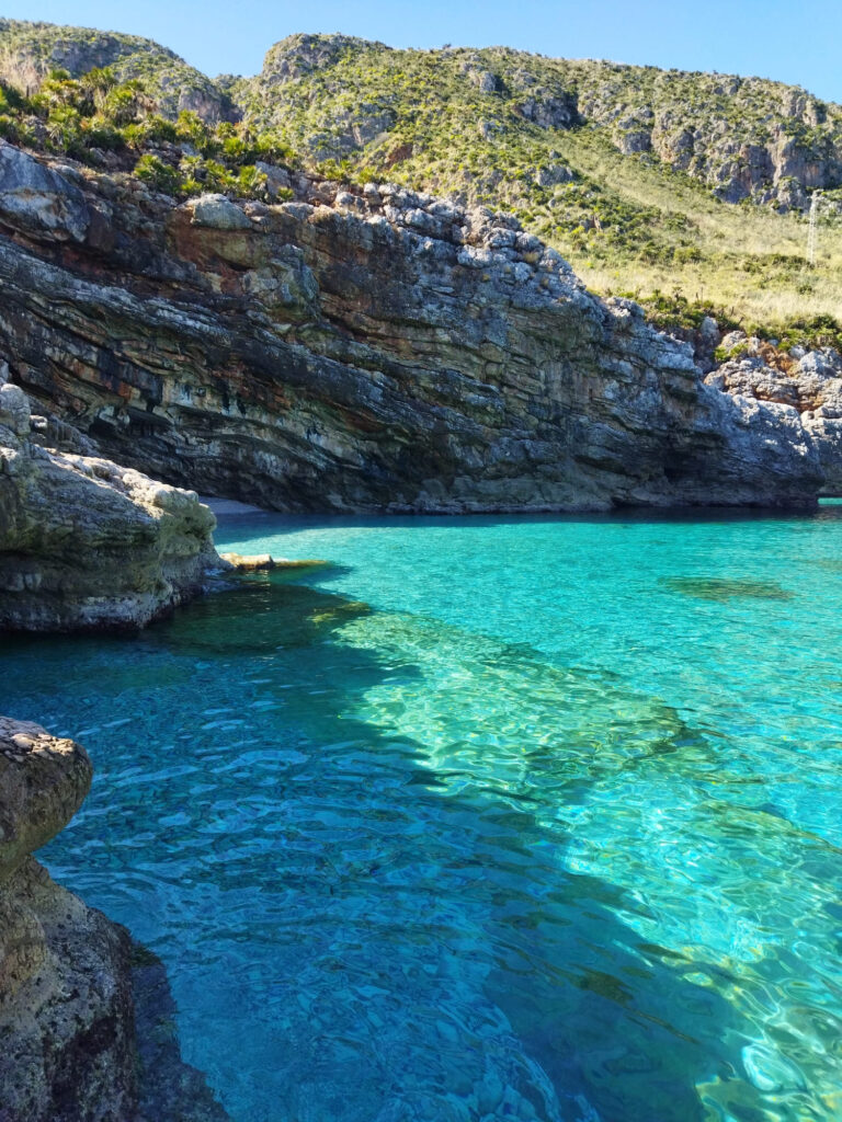 San Vito lo capo - rotsen en heldere zee