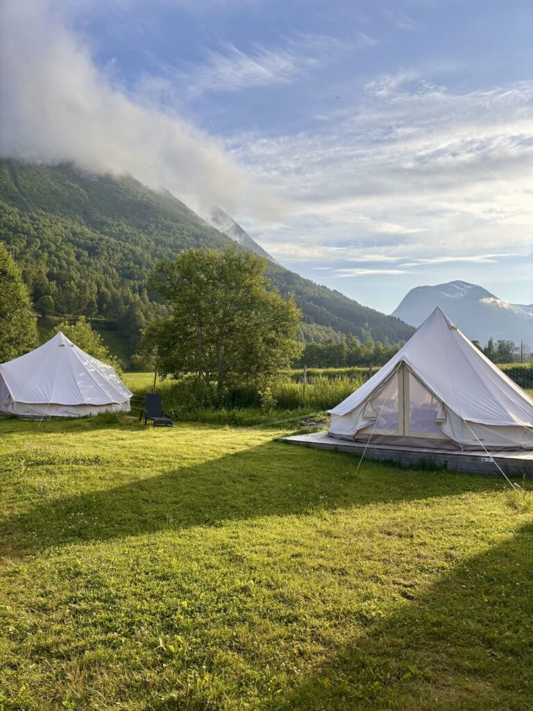 Meretes garden - tenten en bergen in zon