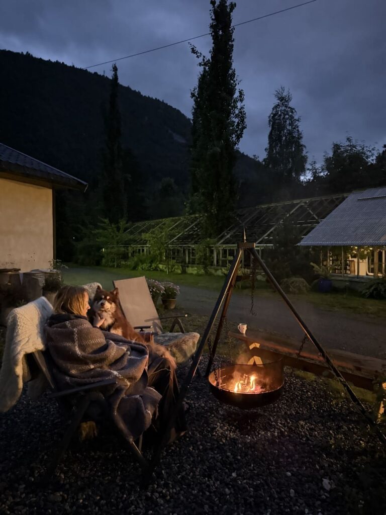 Meretes Garden - avond bij kampvuur
