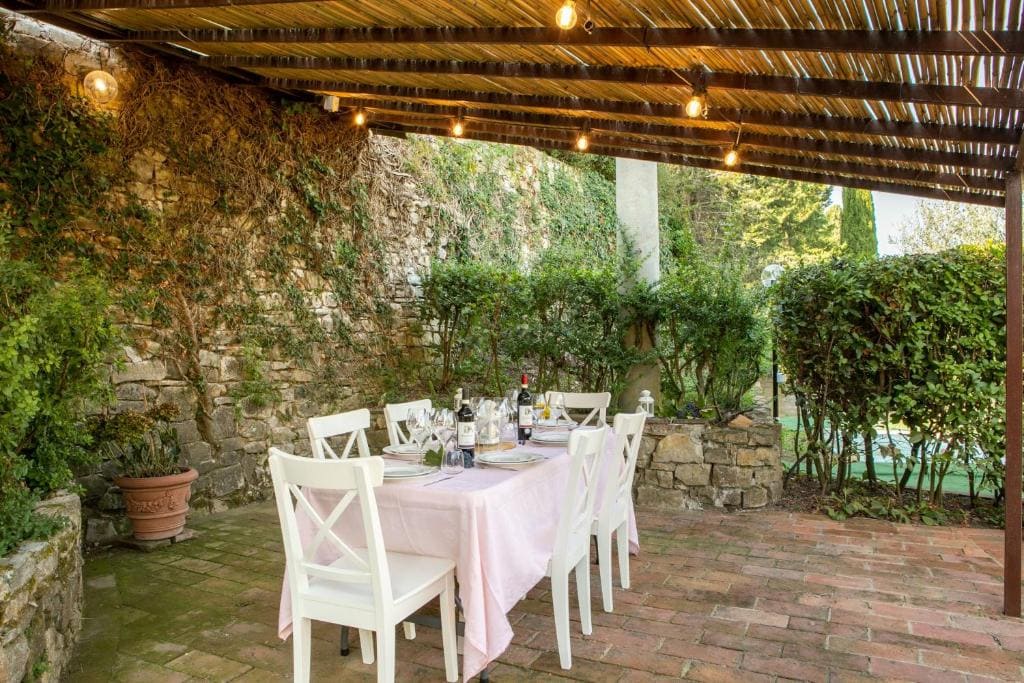 Pieve di Campoli - overdekt terras met licht