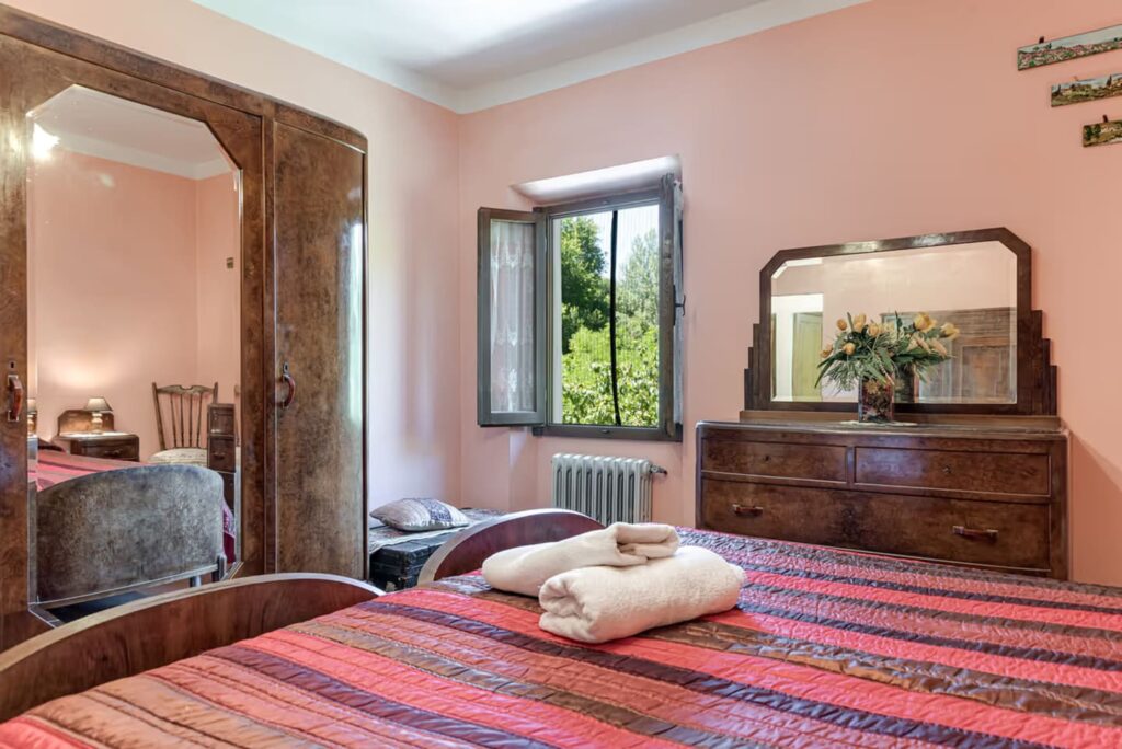 Cascina Gretaio - kamer roze met raam