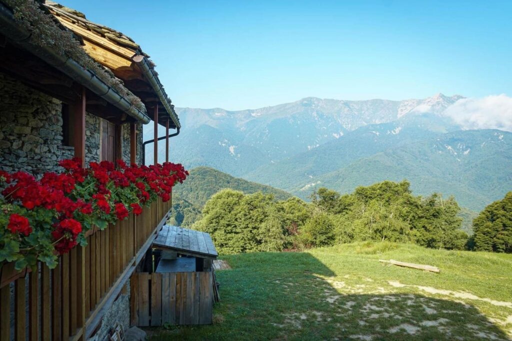 Gravelfietsen in de Langhe en Alpi Liguri 34 Baudinet - uitzicht en balkon met geraniums
