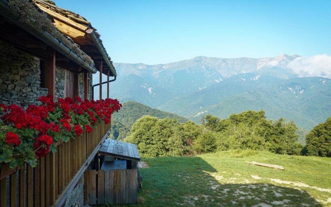 Baudinet - uitzicht en balkon met geraniums