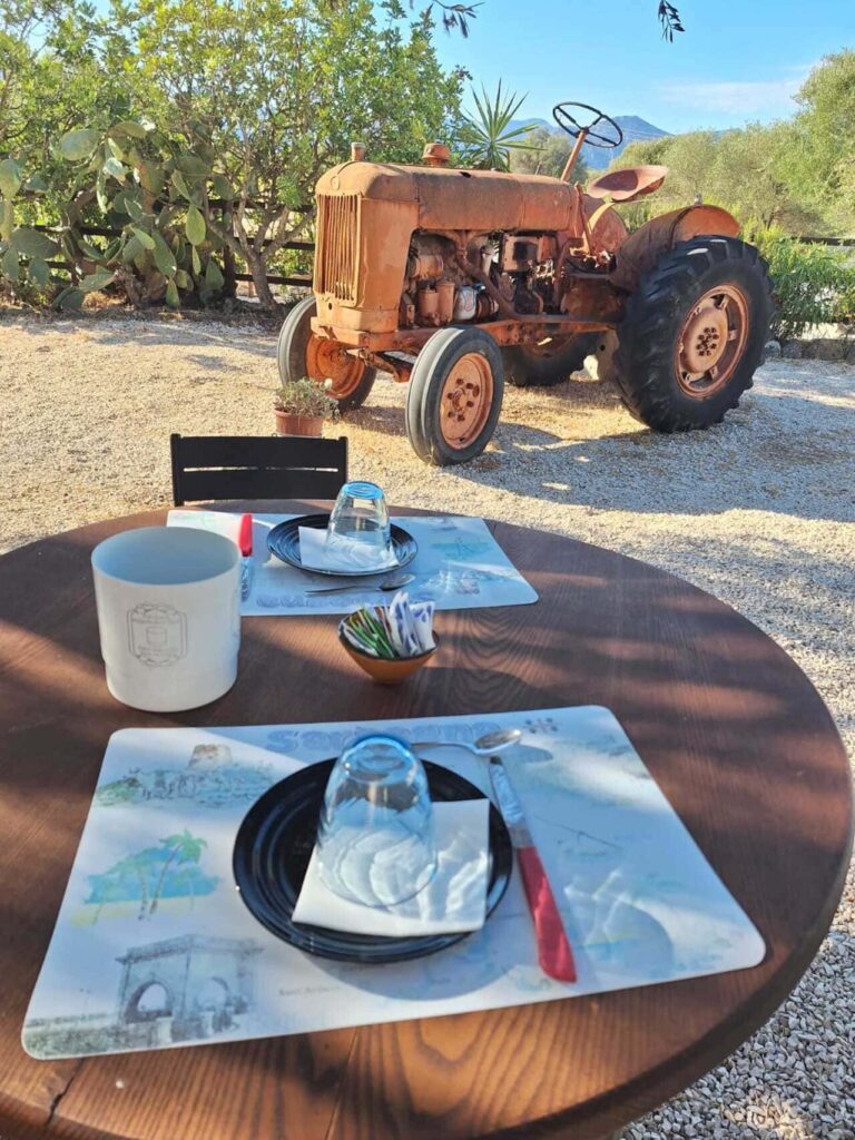 Agriturismo Pira Pinta - ontbijt in de tuin met trekker