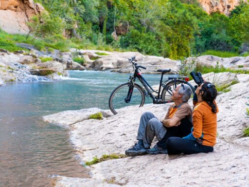 Ojos negros fietsroute - uitrusten beekje met verrekijker