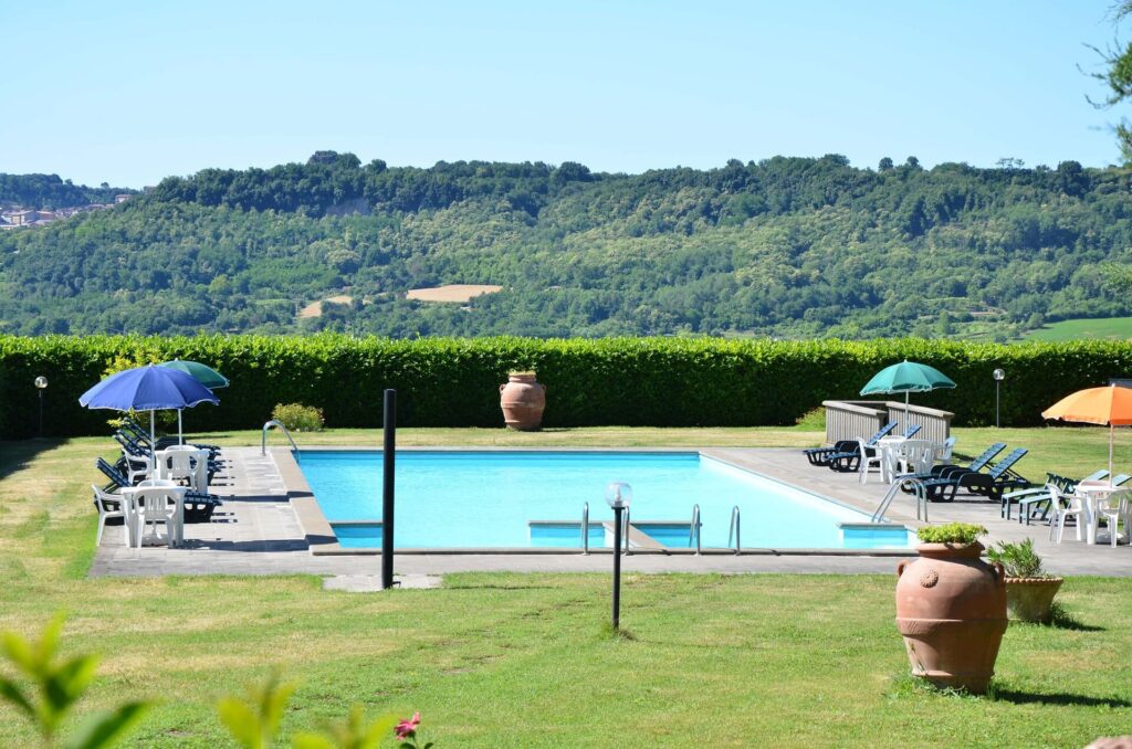 Agriturismo Sant'Angelo - zwembad met uitzicht bos