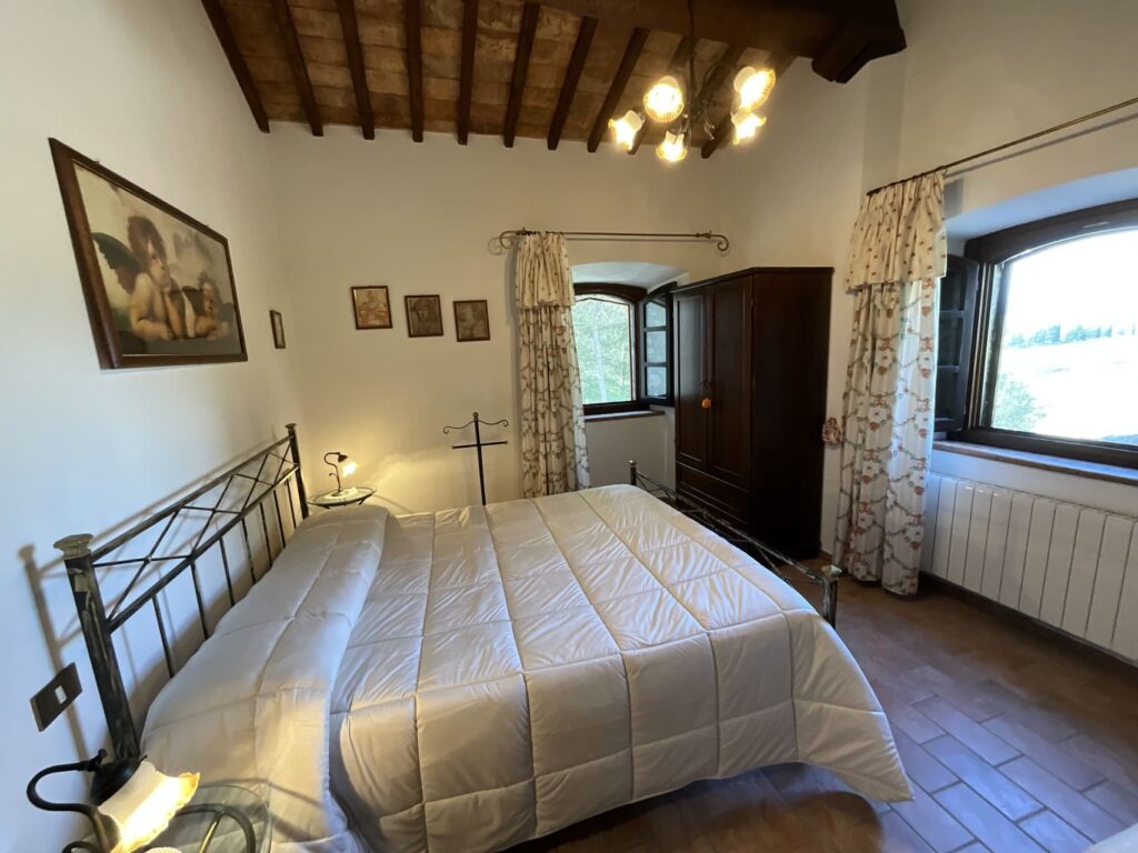 Agriturismo Santangelo - slaapkamer met open ramen