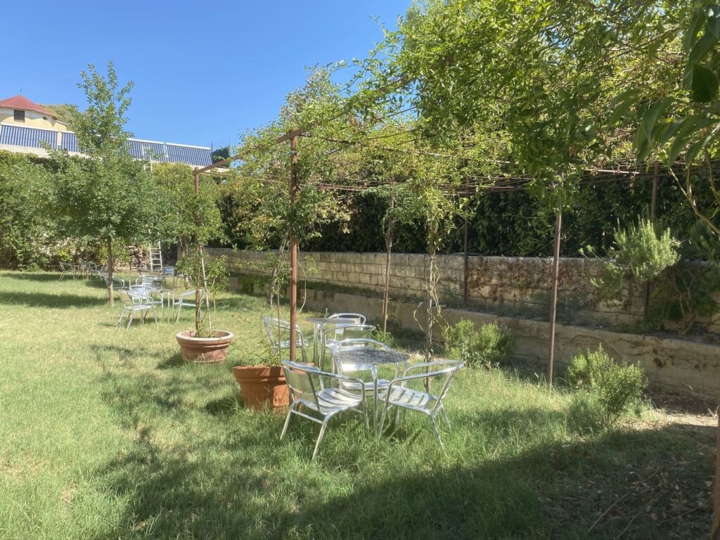 Tenuta Donna Maria - zitjes in tuin - zonnepanelen