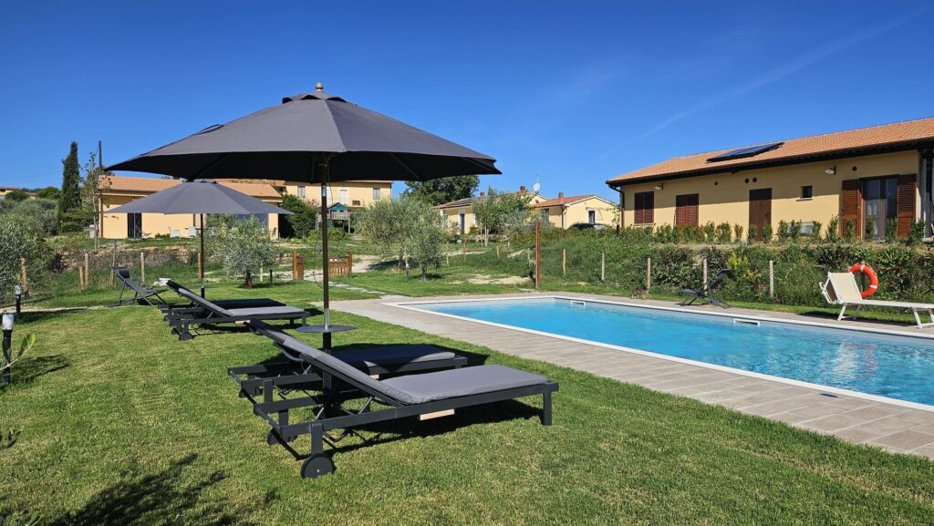 Podere Casa al Vento - bedjes bij zwembad