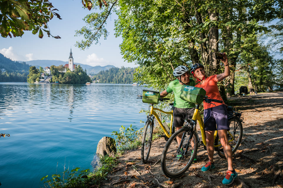 Meer van Bled - fietsers aan meer