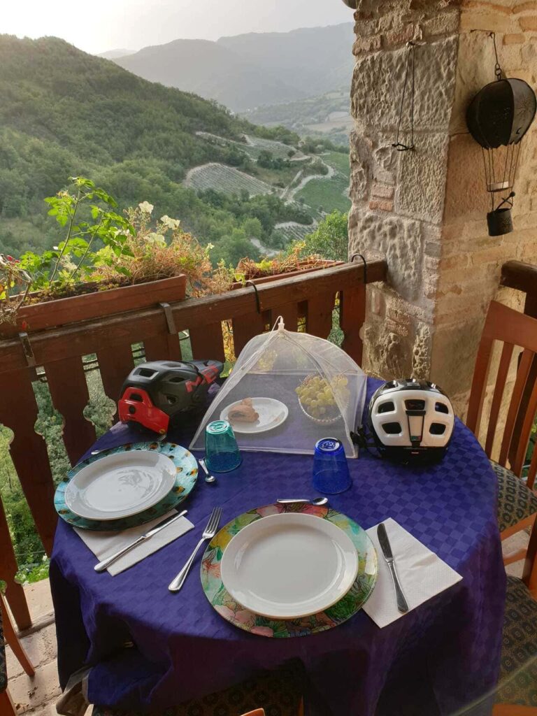 Le Marche, wandelen tussen zee, heuvels en bergen 5 Le Marche - terras - AGRIT. ARCERA