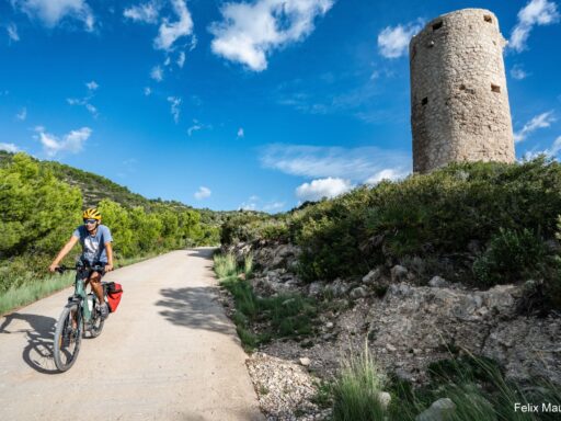 Vía Verde Val de Zafán fietsen - badum toren - natuurpark Sierra de Irta