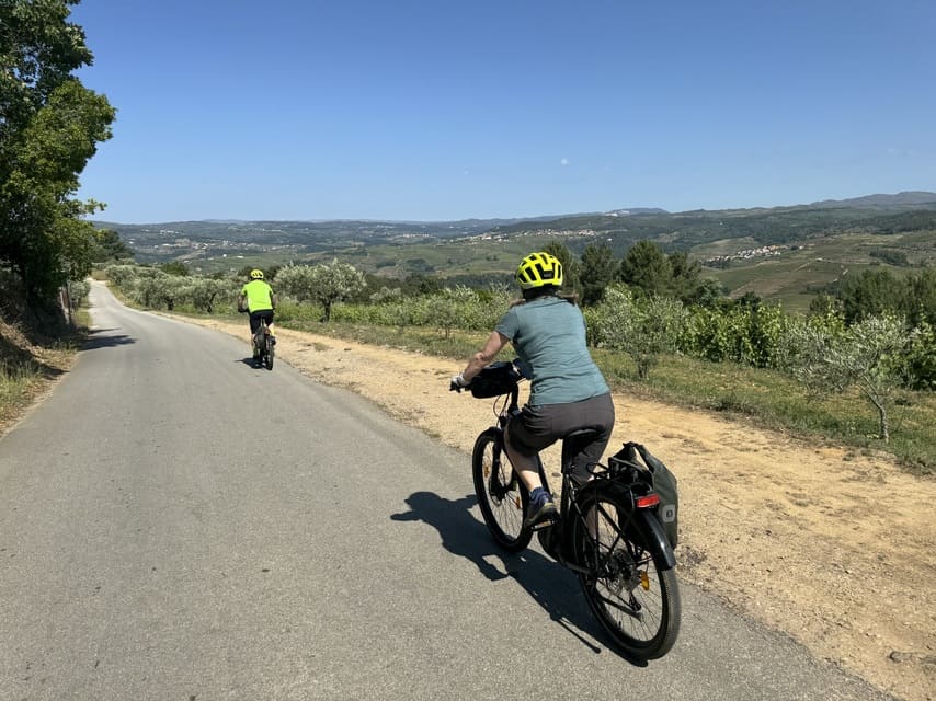 Fietsen Douro: 8 daagse met e-bike langs wijngaarden 5 Fietsen Douro - met e-bike op rustige weg