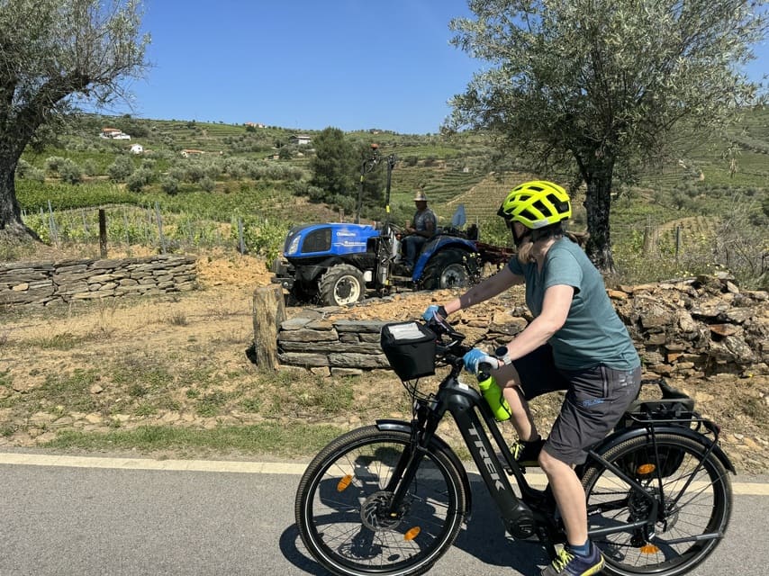 Fietsen Douro: 8 daagse met e-bike langs wijngaarden 17 Douro-vallei-fietsen - fietsen langs boer op trekker