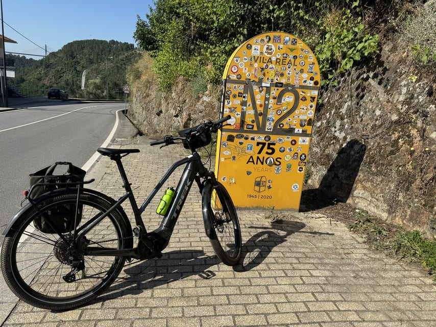 Fietsen Douro: 8 daagse met e-bike langs wijngaarden 11 Douro-vallei-fietsen - fiets bij bord N2-route