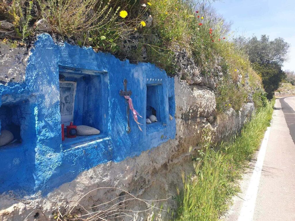 Puglia wandelen - gedenkplek langs de weg - blauw huisje