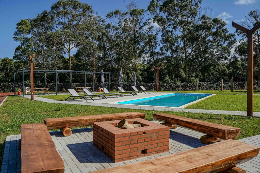 Quinta do Icaro - zwembad met ligbedden