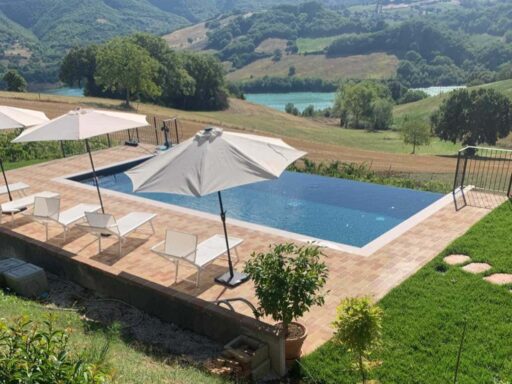 La Corte sul Lago - zwembad en Lago di Castreccioni