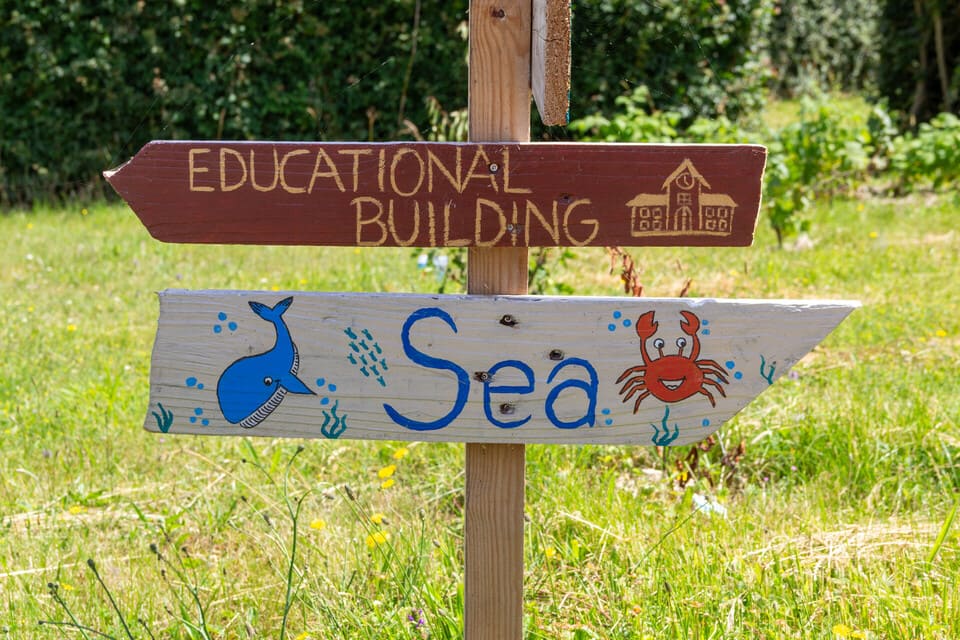 Avno Oasis: bordjes in tuin