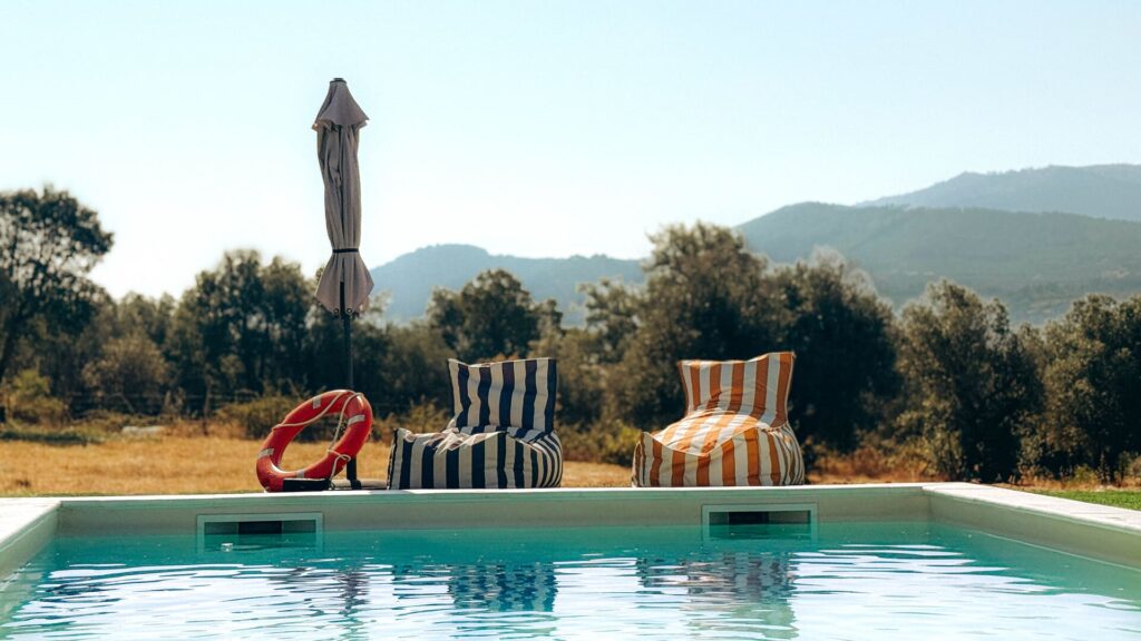 Terras do Selvado - zwembad met ligbedden