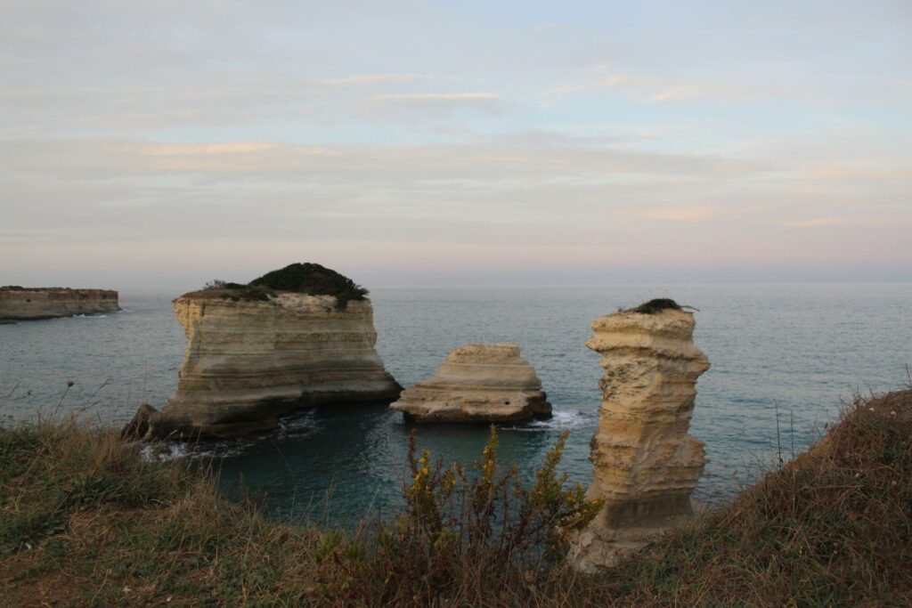 Kustpad Salento - Torre dell'Orso - rotsen in zee