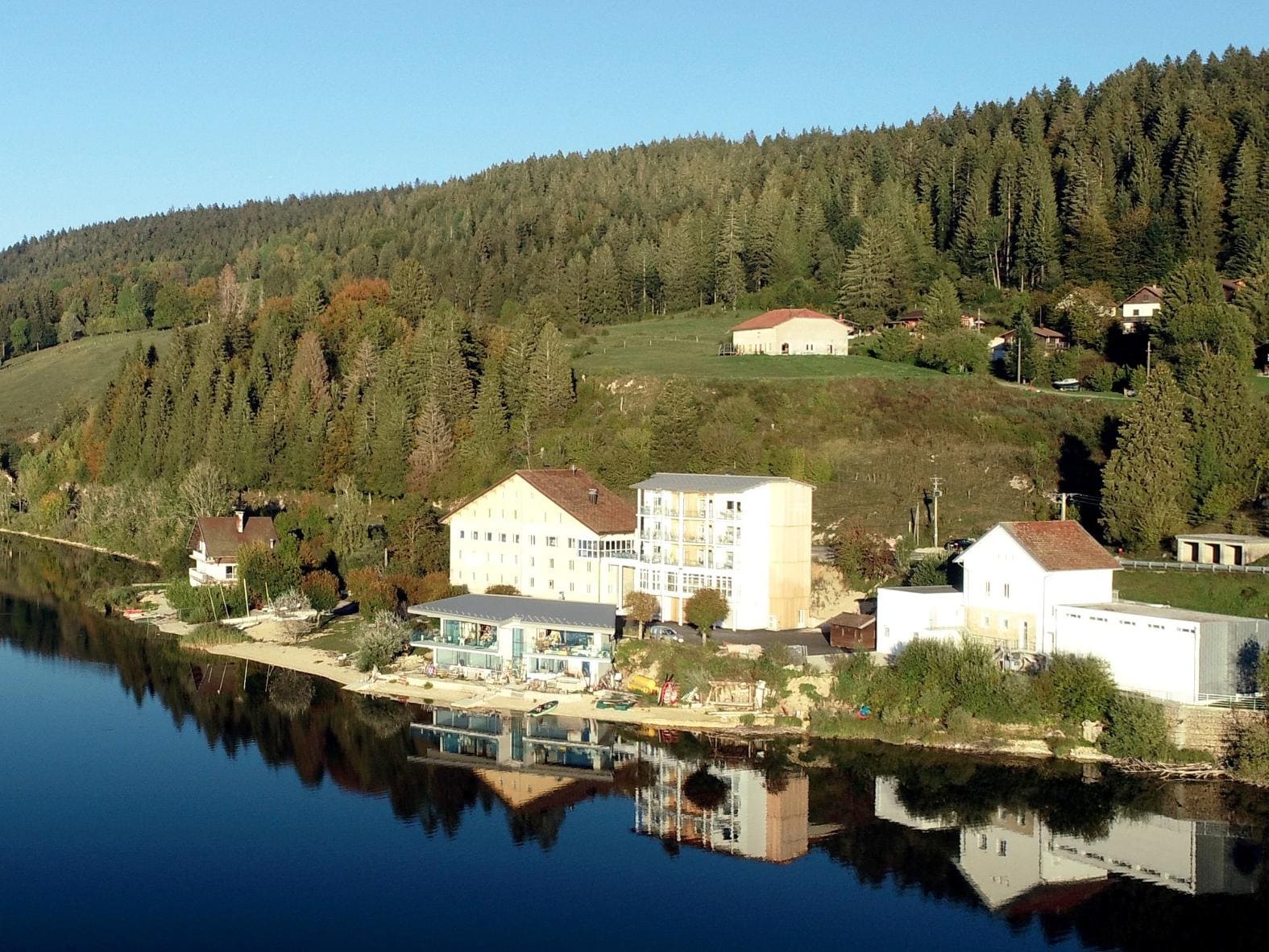 Hotel restaurant spa de l'abbaye - voorzijde meer