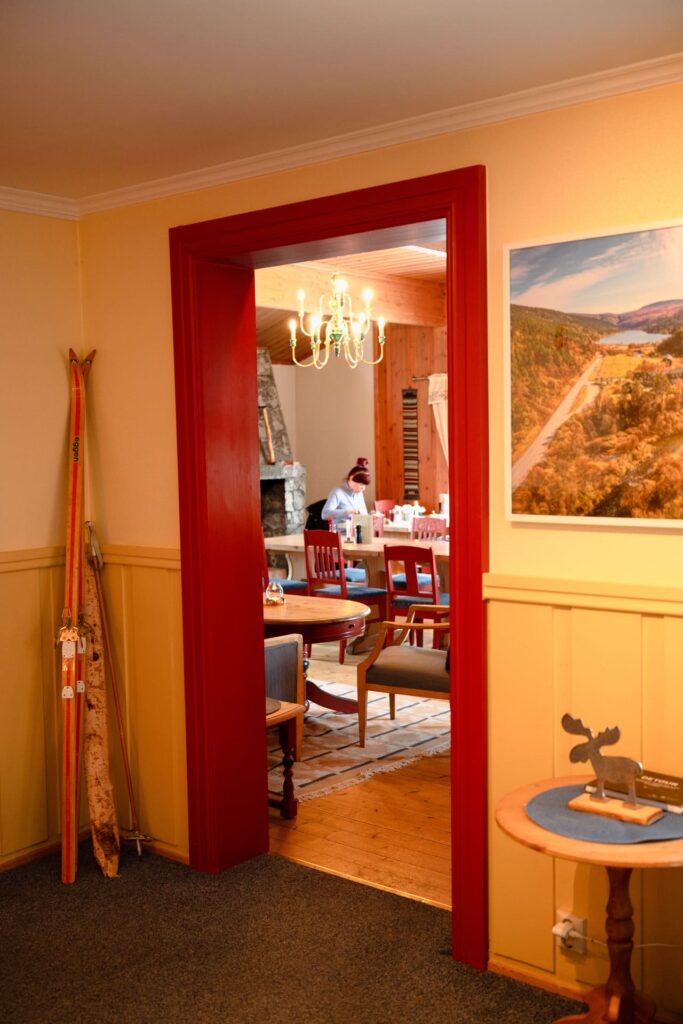Rondreis Midden Noorwegen: 7-daagse winter rondreis 26 Midden noorwegen - rondane river lodge - ontbijtruimte