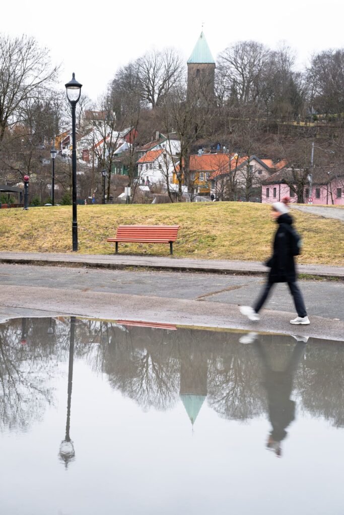 Rondreis Midden Noorwegen: 7-daagse winter rondreis 7 Oslo - Anniek bij plas water