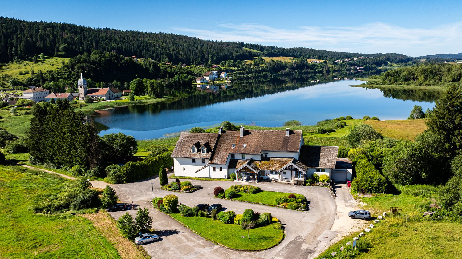 Hotel restaurant spa de l'abbaye - voorzijde meer