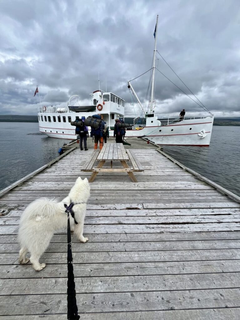 Femundsmarka - hond bij boot