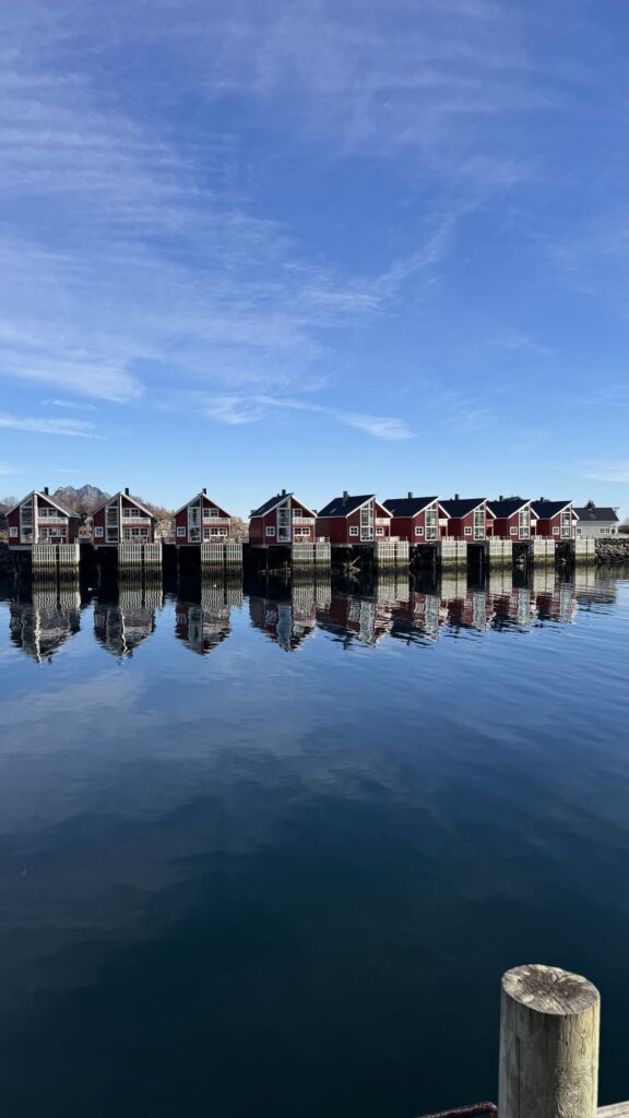 Lofoten - Svolvaer - rode huizen