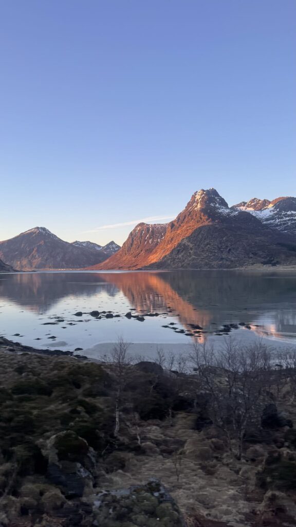 Lofoten - spiegeling berg in water