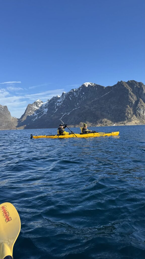 Lofoten - reine - kayakken bij fjord