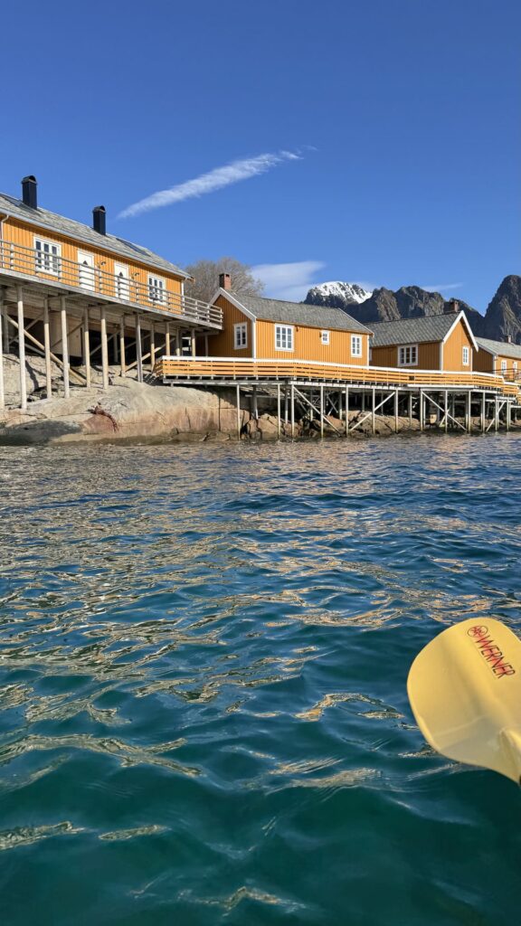 Lofoten - reine - kayakken gele huisjes
