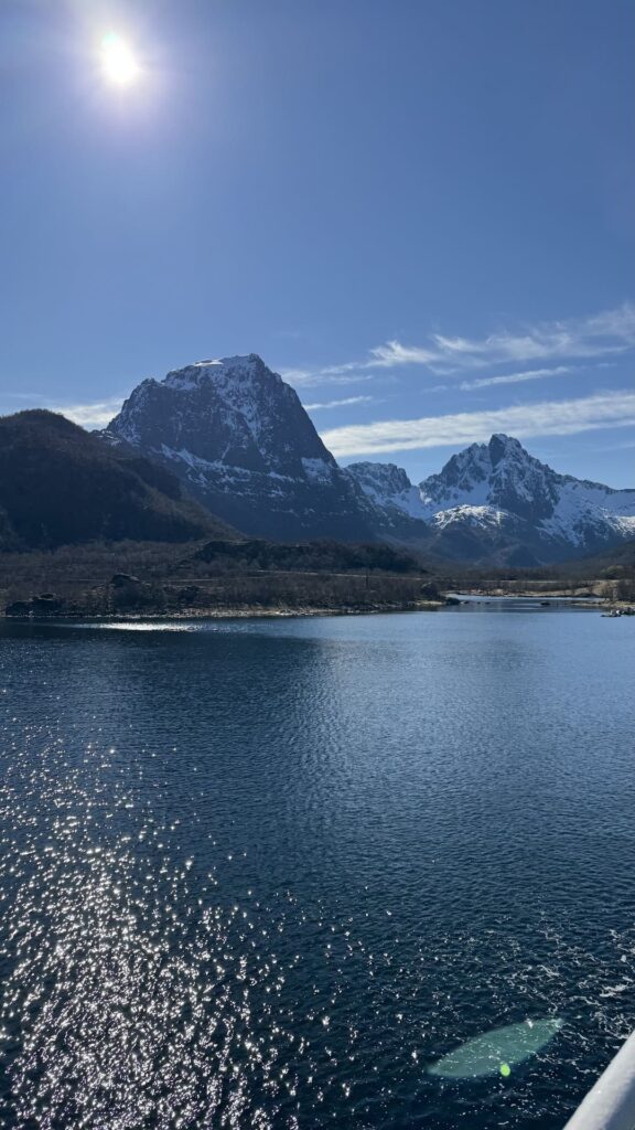 Lofoten - vesteralen - uitzicht vanaf de ferry van Fiskebøl naar Melbu