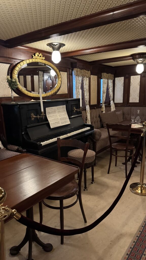 Stokmarknes - hurtigruten museum - lounge piano