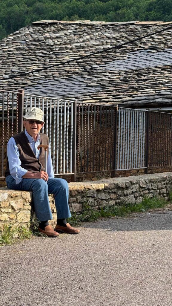 Seurí - Spanje - oud mannetje op stenen muurtje