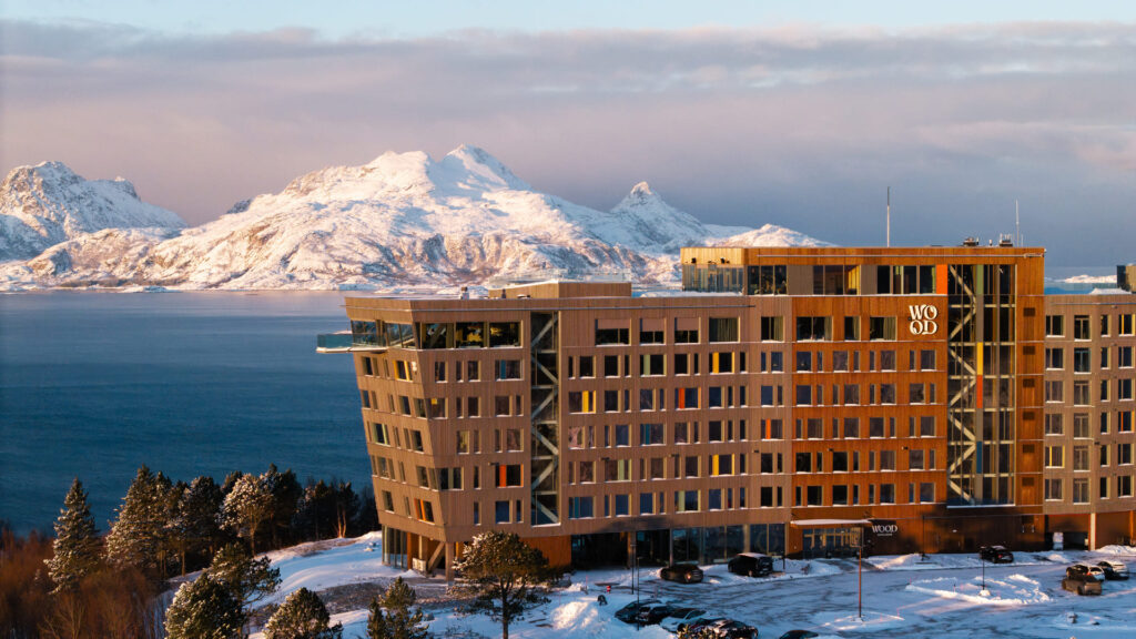 Wood hotel Bodo - buitenzijde en bergen