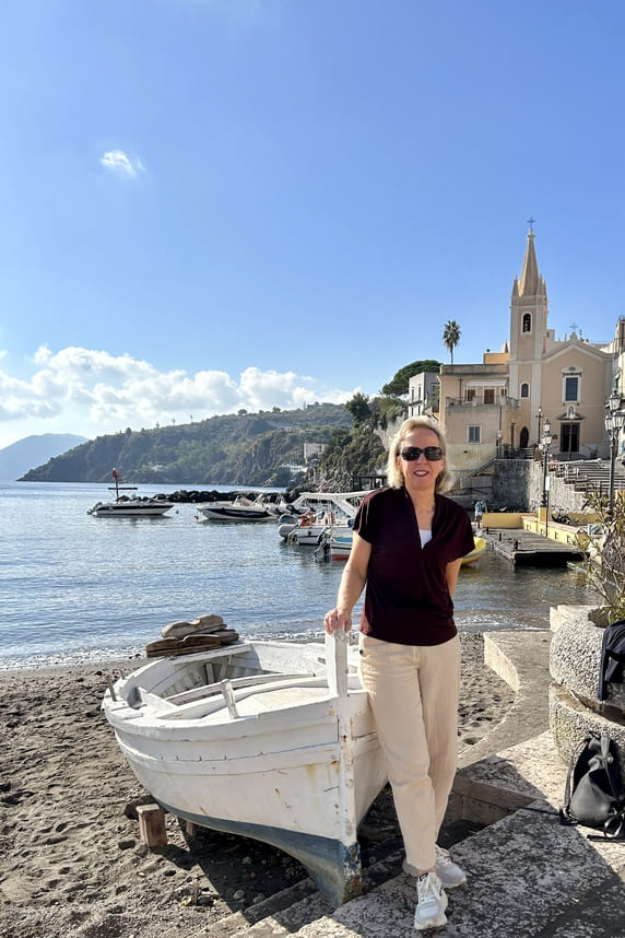 Eolische eilanden - madelon bij bootje op Lipari