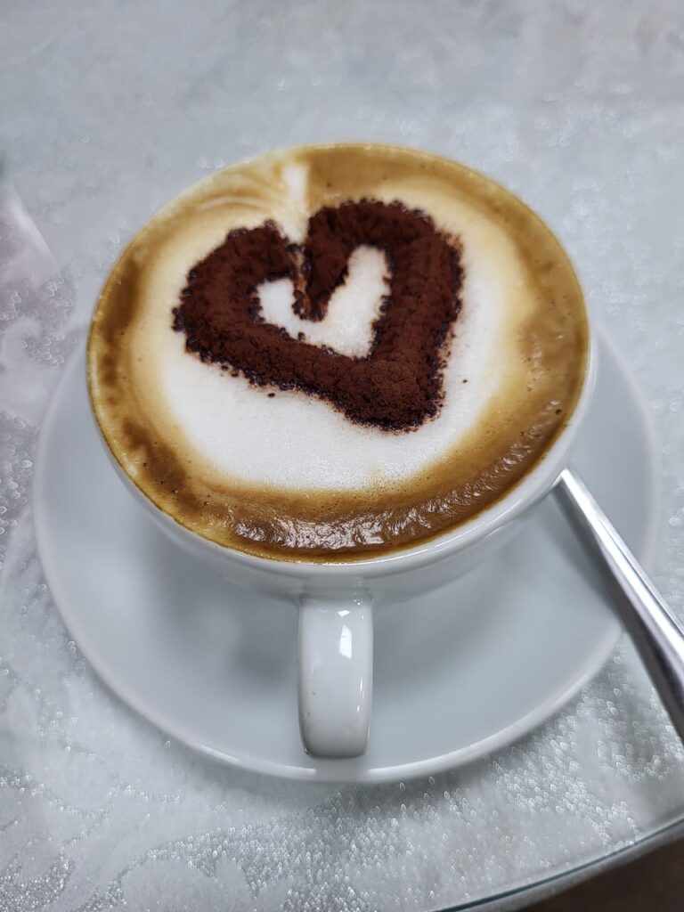 cappuccino met hartje chocolade